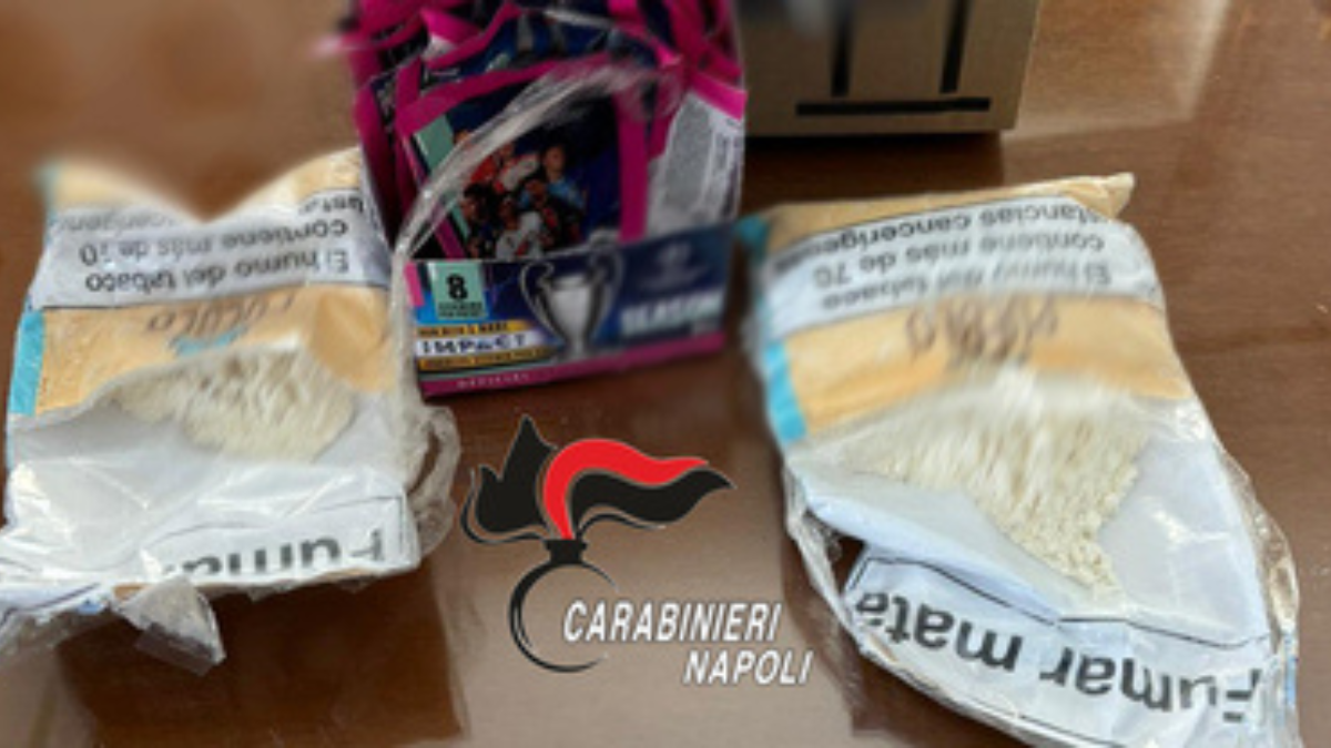 Compra le figurine dei calciatori e trova eroina nella scatola: 180 grammi consegnati ai carabinieri