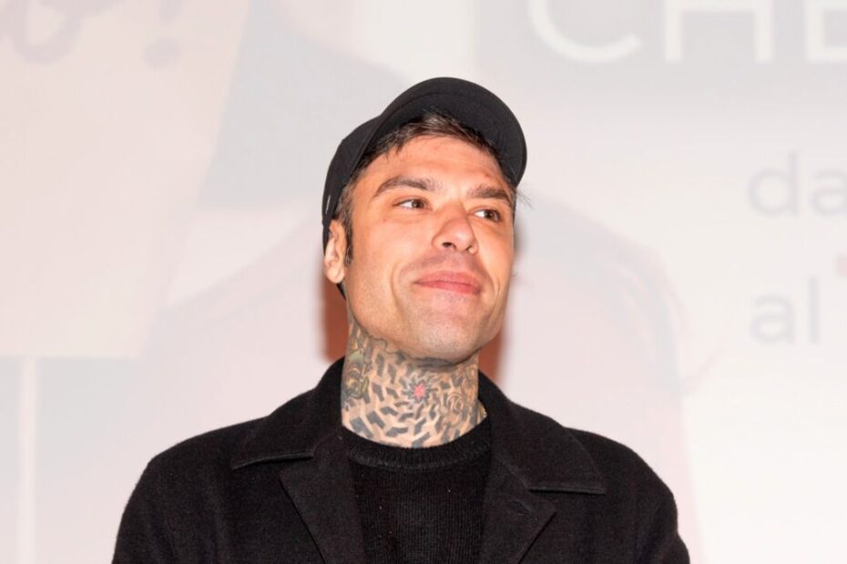 Fedez bacio Parigi De Panicis