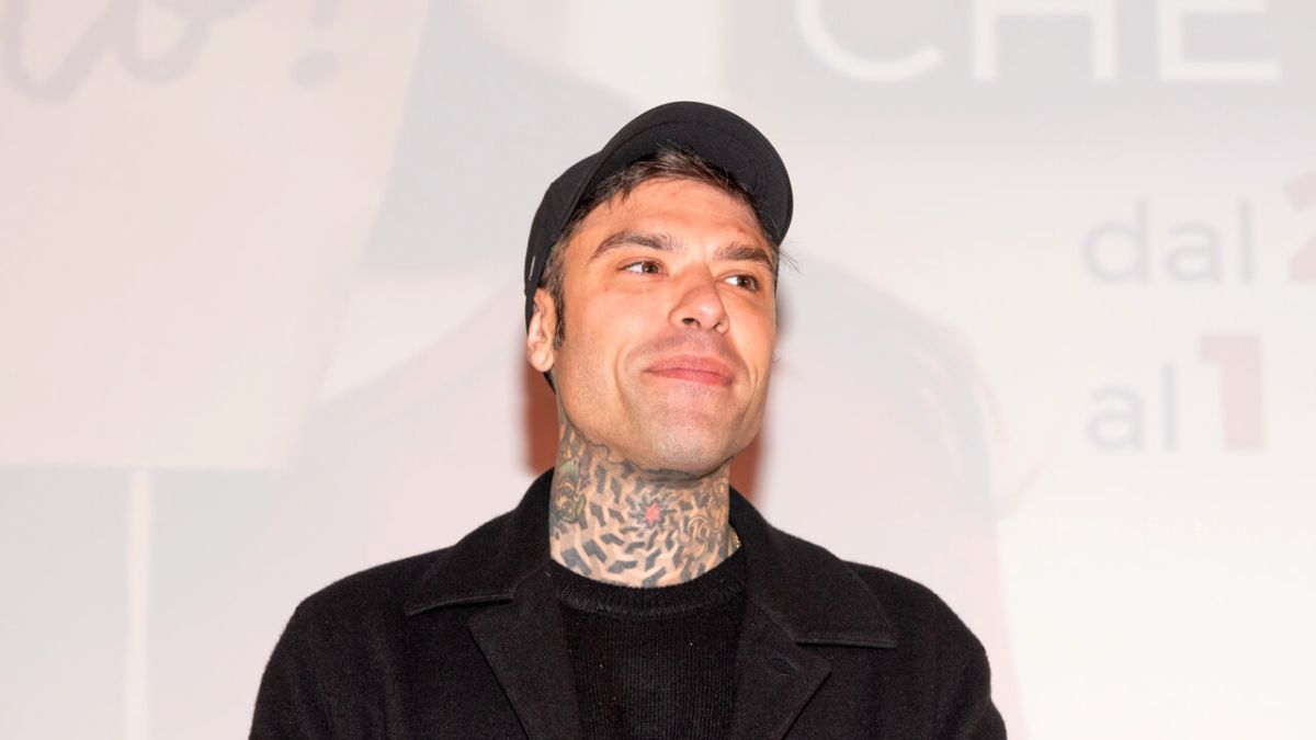 Fedez bacio Parigi De Panicis