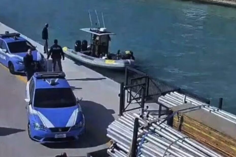 Ravenna uomo auto mare