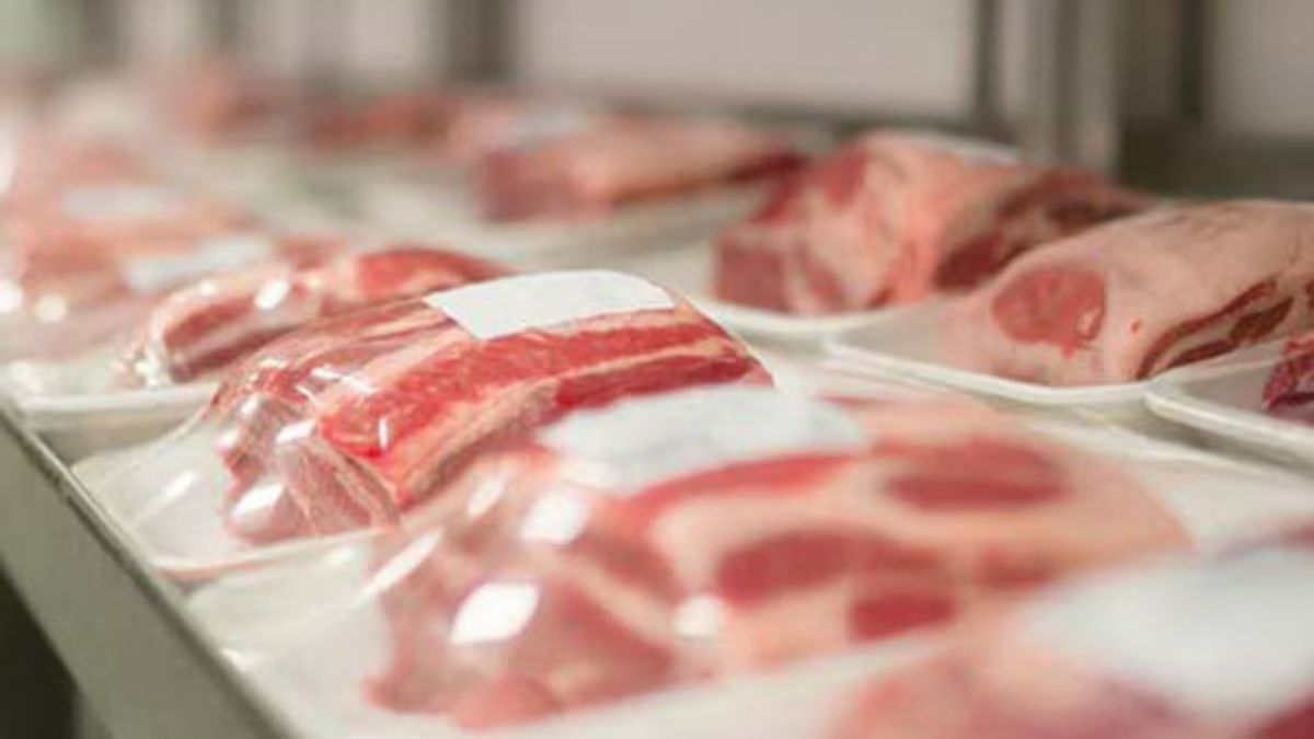 Carne di cavallo ritirata dai negozi per rischio Listeria: l’allarme lanciato dal ministero