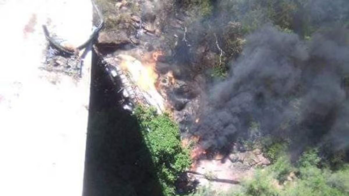 Autobus precipita da un ponte e si incendia: 45 morti, si salva solo una bimba di 8 anni