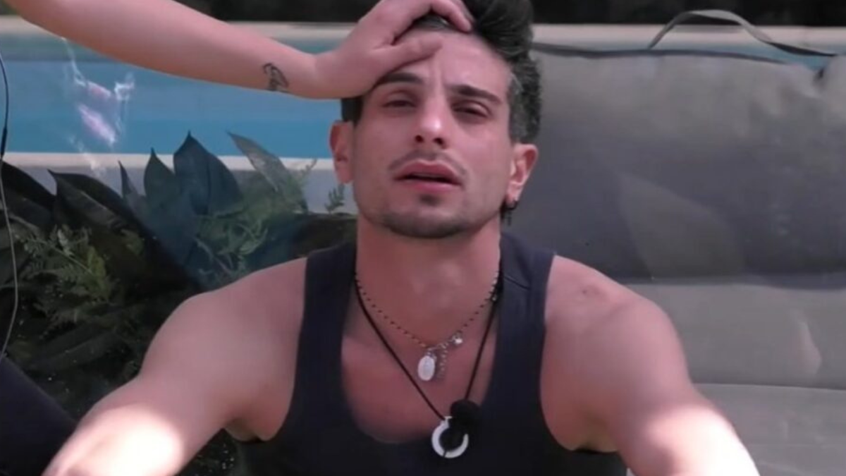 “C’è un avviso per te”. Grande Fratello, per Garibaldi è crollo immediato dopo il messaggio