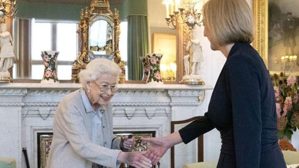 Le ultime parole della Regina Elisabetta all’ex premier Liz Truss: “Ecco cosa mi ha detto, dovevo darle retta”