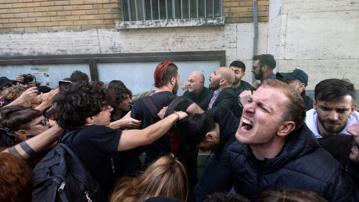 Scontri alla Sapienza: ci sono feriti. Cosa chiedono gli studenti: “Fuori dall’ateneo”