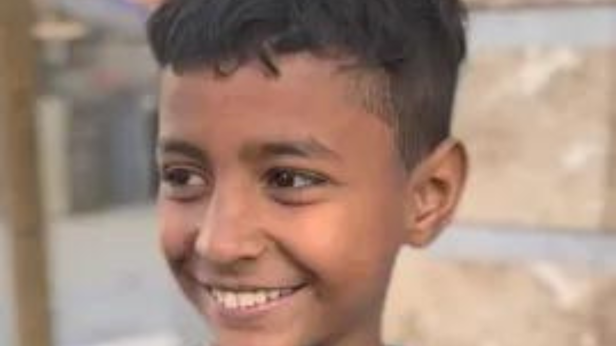 Gaza, bambino scampa a un raid aereo ma poi muore schiacciato da un pacco di cibo