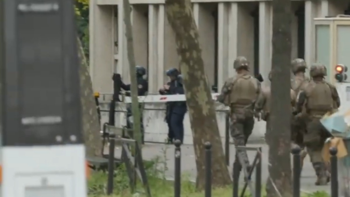 Parigi, uomo minaccia di farsi esplodere nel consolato iraniano: arrestato