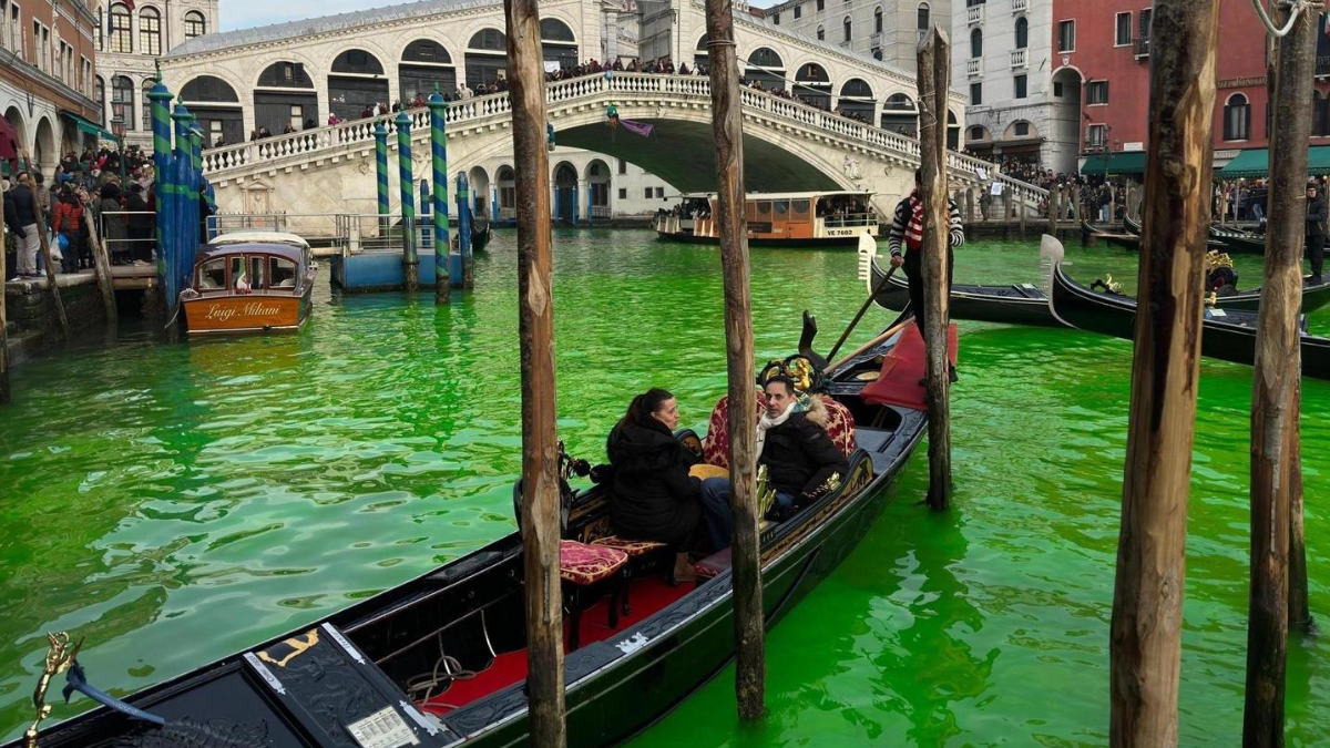 Canal Grande tinto di rosso e verde: a Venezia fermati turisti francesi, colorante versato da un vaporetto