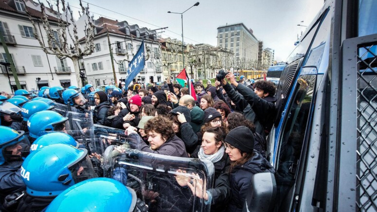 Scontri al corteo degli studenti pro-Palestina: feriti 7 agenti e diversi manifestanti