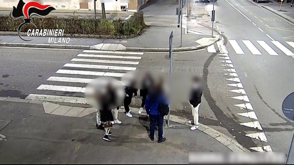 Sfregiato in strada a Milano senza motivo: l’aggressione della baby gang al femminile in un video