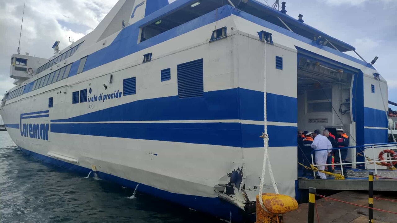 Napoli, nave contro una banchina nel porto: ci sono una trentina di feriti