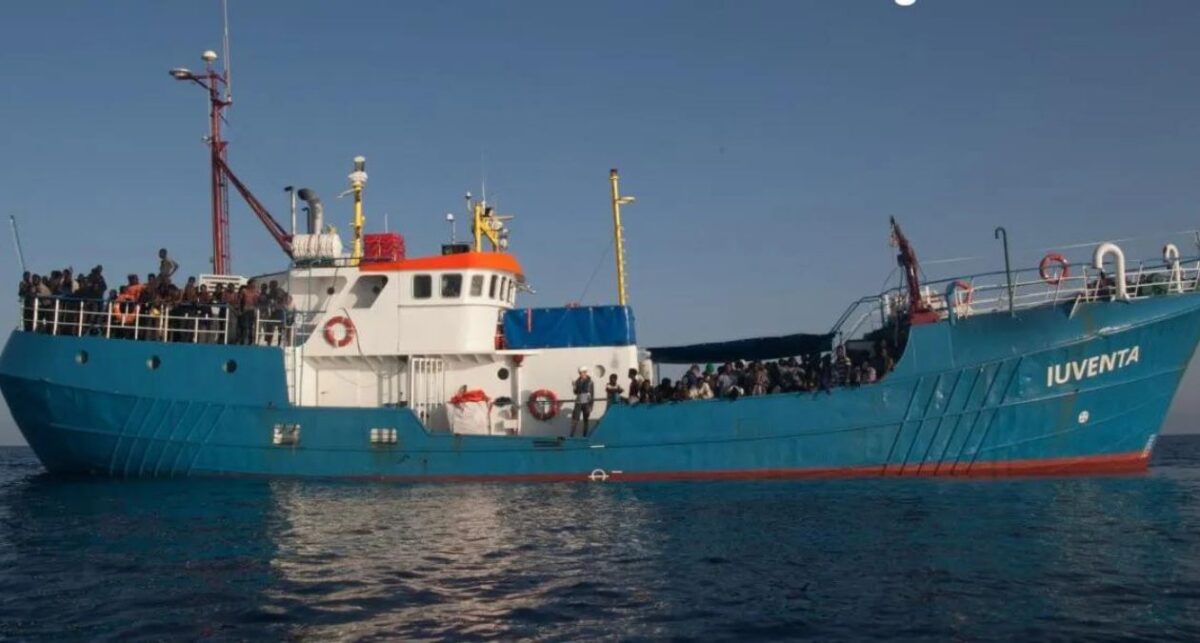 Migranti, prosciolto l’equipaggio della nave Iuventa: il giudice decide per il “non luogo a procedere”