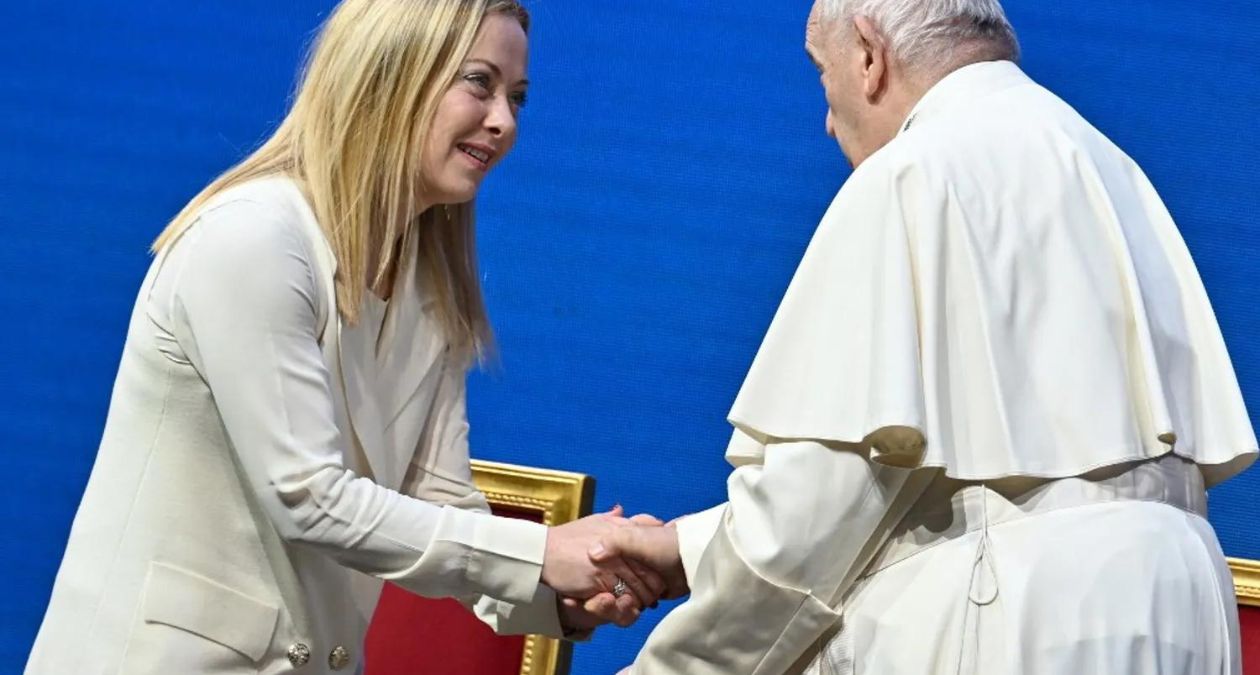 Papa Francesco al G7 per l’intelligenza artificiale: l’annuncio di Giorgia Meloni
