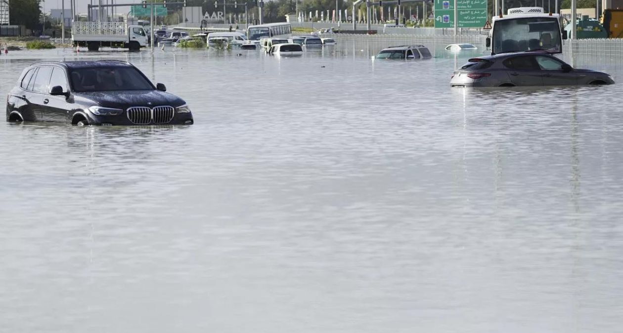 Alluvioni a Dubai, c’entra davvero il cloud seeding? Cos’è la tecnica di “controllo del tempo”