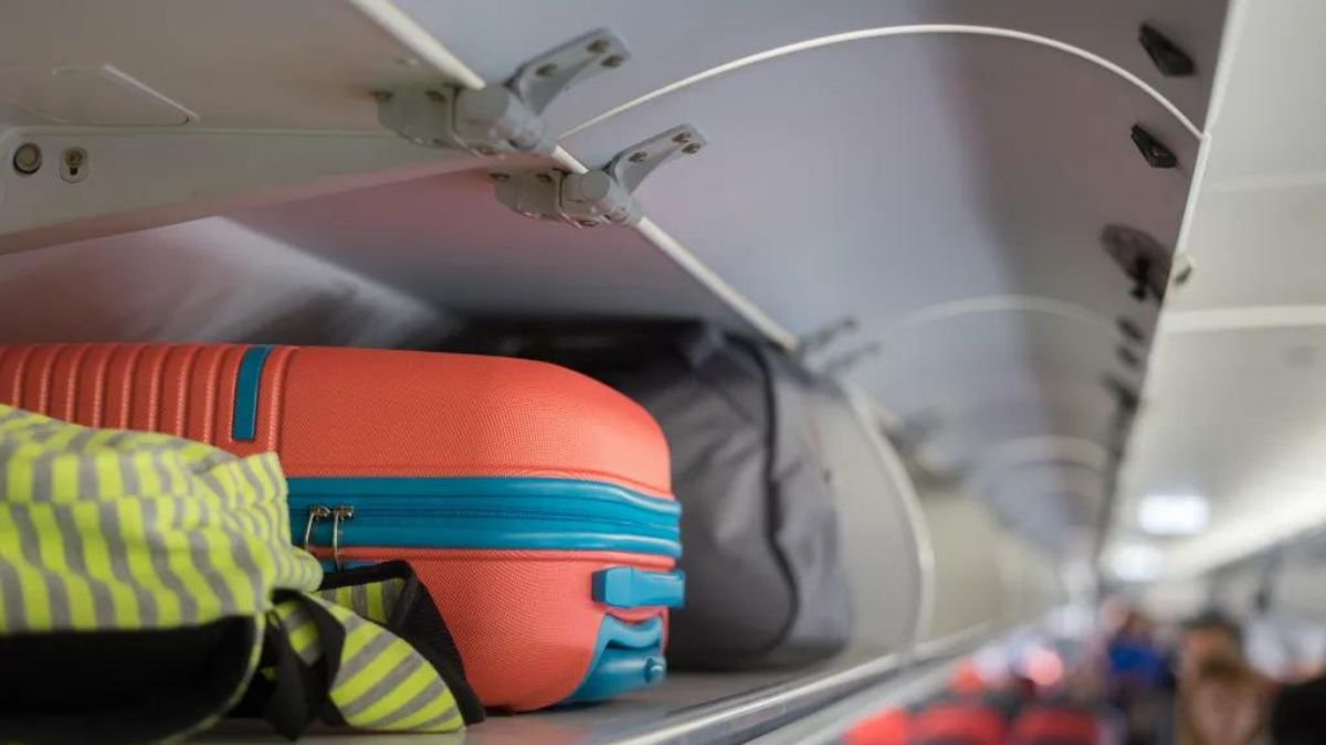 Liquidi in aereo, stop al limite dei 100 ml nel bagaglio a mano: come cambiano i controlli