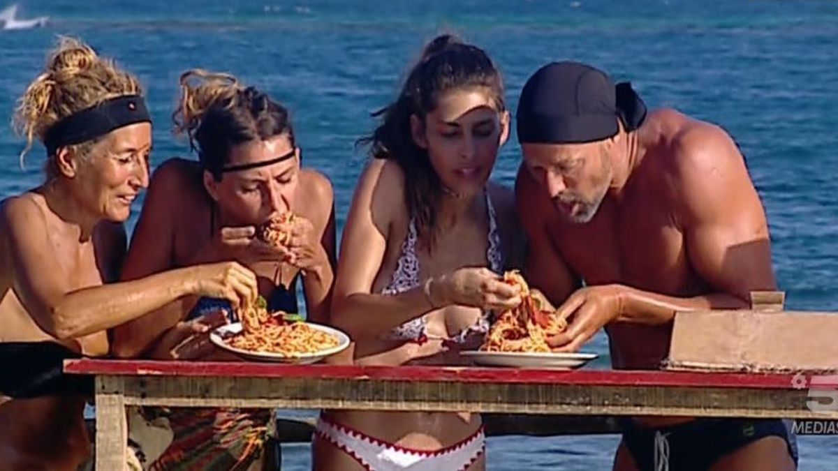 Isola dei Famosi: Pietro accusato di aver rubato e mangiato del cibo