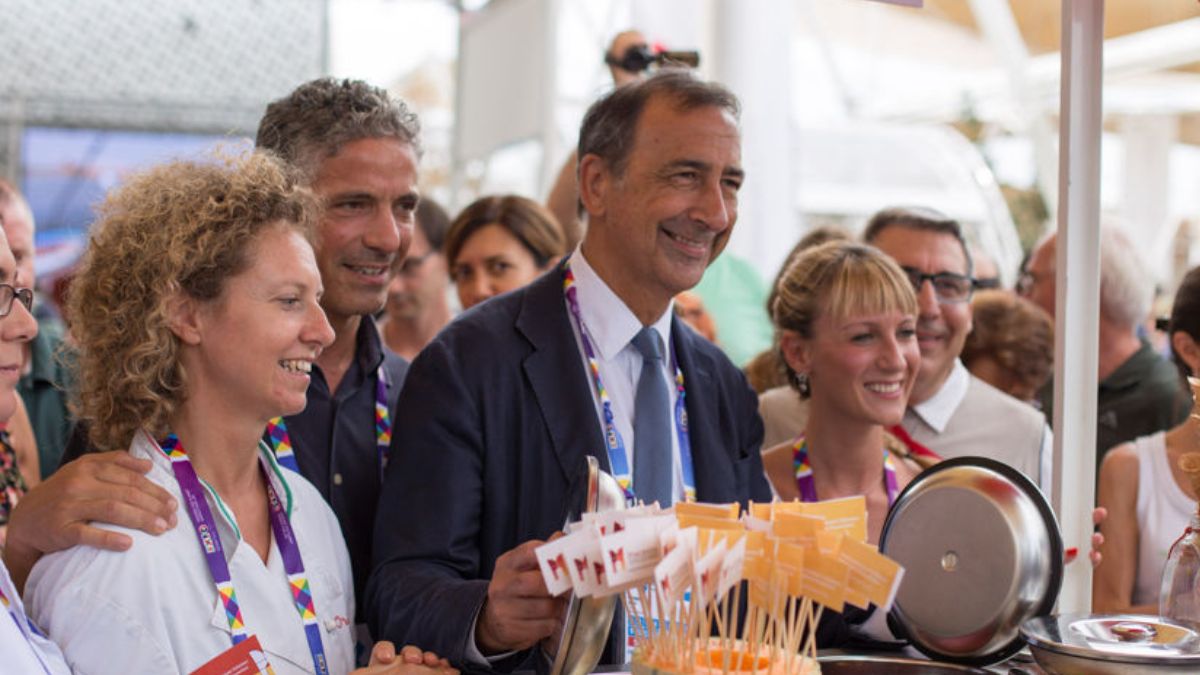 Milano, il sindaco Sala vieta il gelato dopo la mezzanotte: commercianti in rivolta