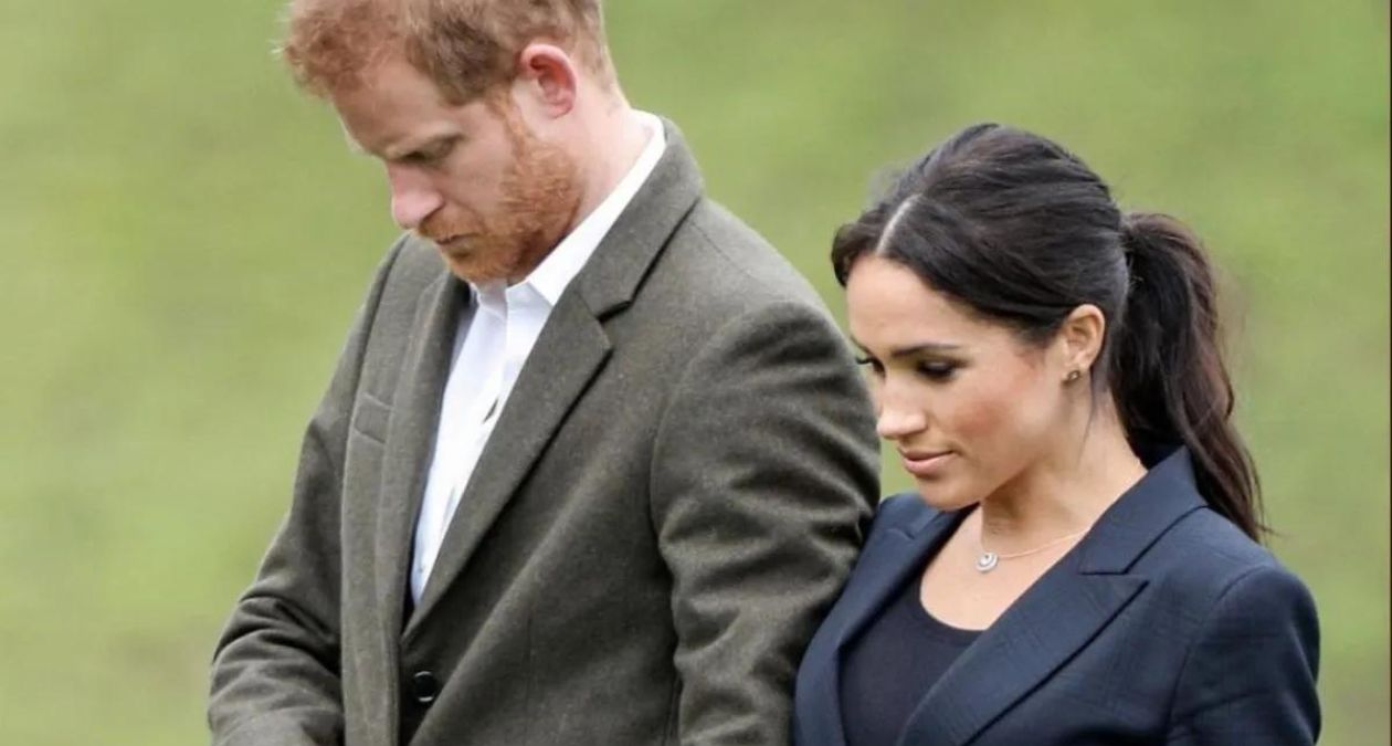Harry e Meghan in crisi? Per i tabloid inglesi, l’anello di fidanzamento scomparso è un indizio