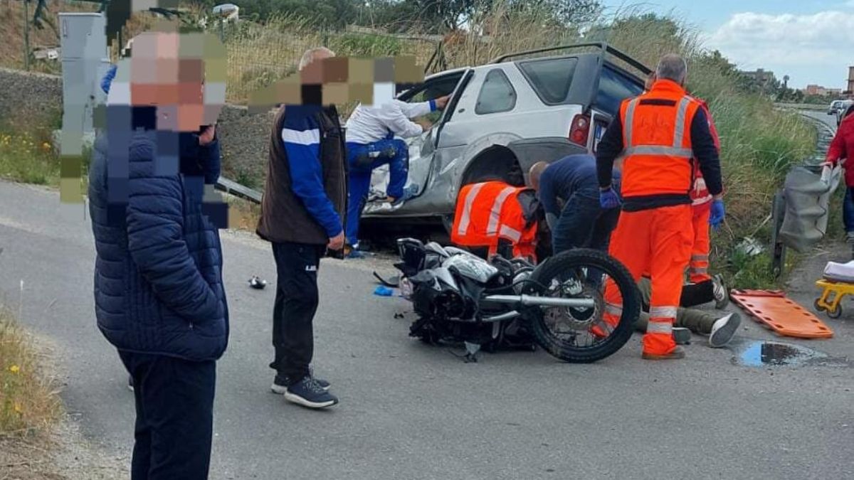 Terribile scontro tra auto e moto: automobilista morto sul colpo, grave il motociclista