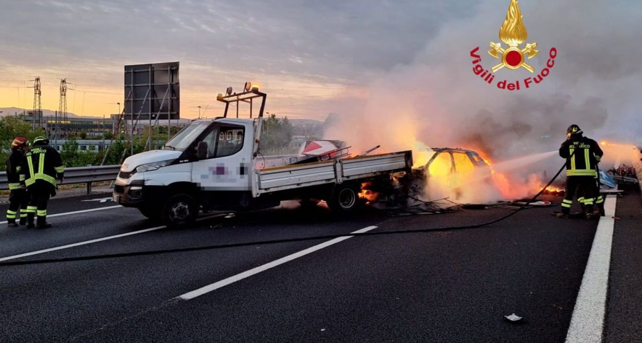 Auto tampona un furgone, fiamme in autostrada sull’A1: ci sono 3 feriti, traffico e disagi