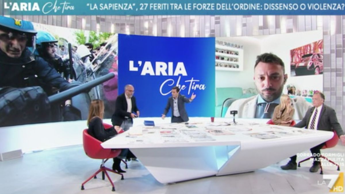 Rissa a “L’Aria che Tira”, Parenzo (e tutti gli altri) contro Cristian Raimo. Lui si alza e se ne va. Il VIDEO