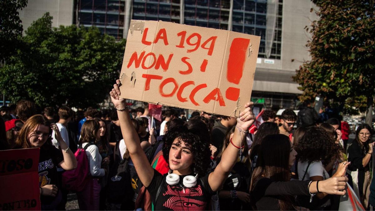 Aborto, la destra all’attacco della legge 194. Le opposizioni: “Offesa ai diritti della donna”