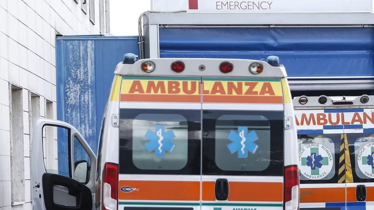 Accoltella l’ex fidanzata durante il turno di lavoro e si uccide: ricoverata la 35enne