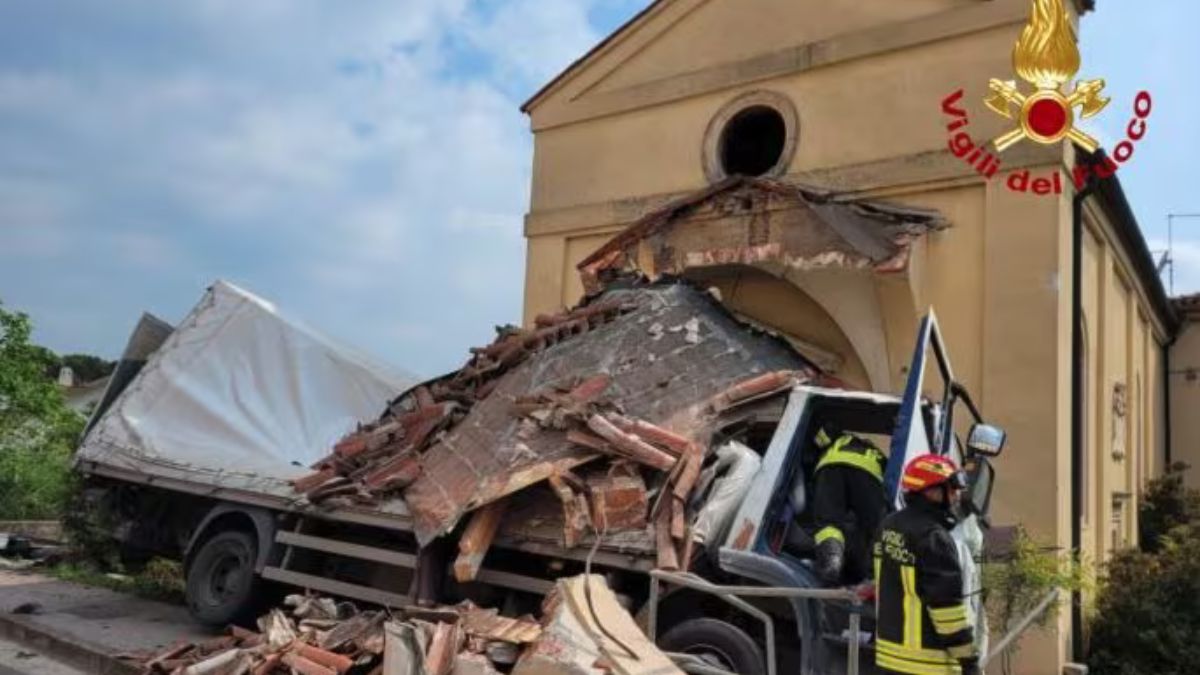 Vicenza, camion esce di strada e si schianta contro una chiesa: due persone ferite
