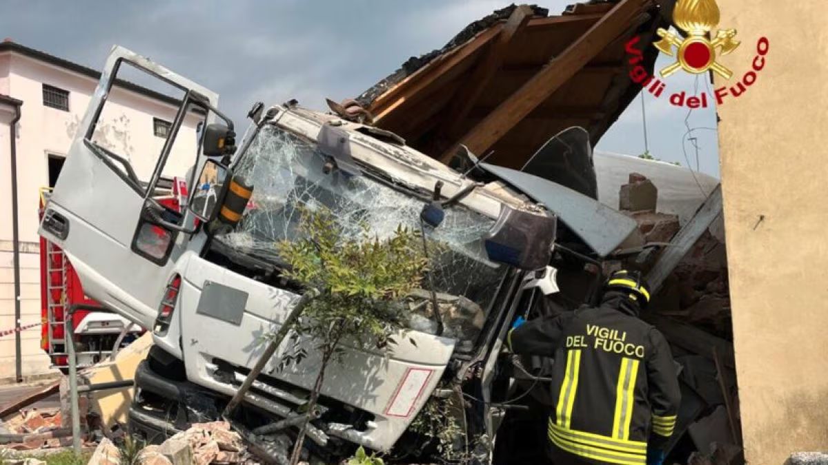 Vicenza, camion esce di strada e si schianta contro una chiesa: due persone ferite