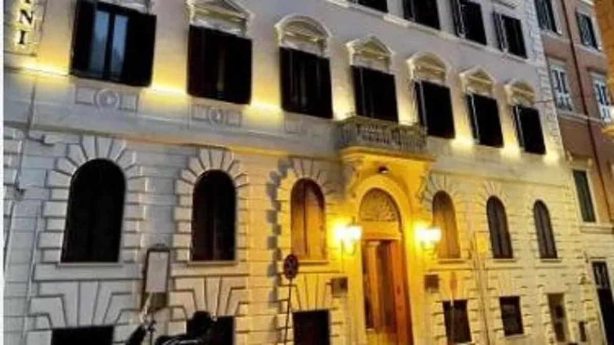 Esalazioni nocive: quattro intossicati. Evacuato l’hotel Barberini, al centro di Roma