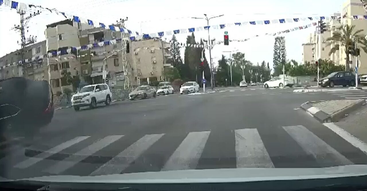 Israele, incidente per il ministro Ben Gvir: l’auto blu passa col rosso e poi si ribalta