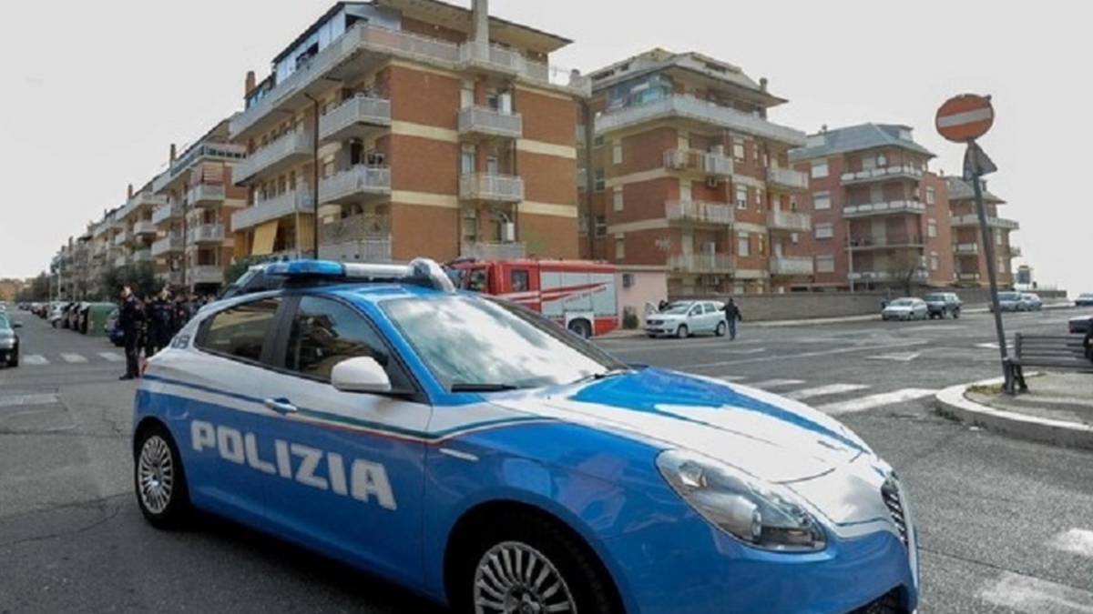 donna buttata dal balcone