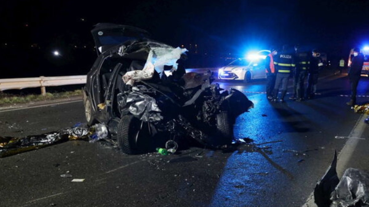 Tir travolge auto sull’A10: morti i due a bordo della macchina, altri 4 feriti