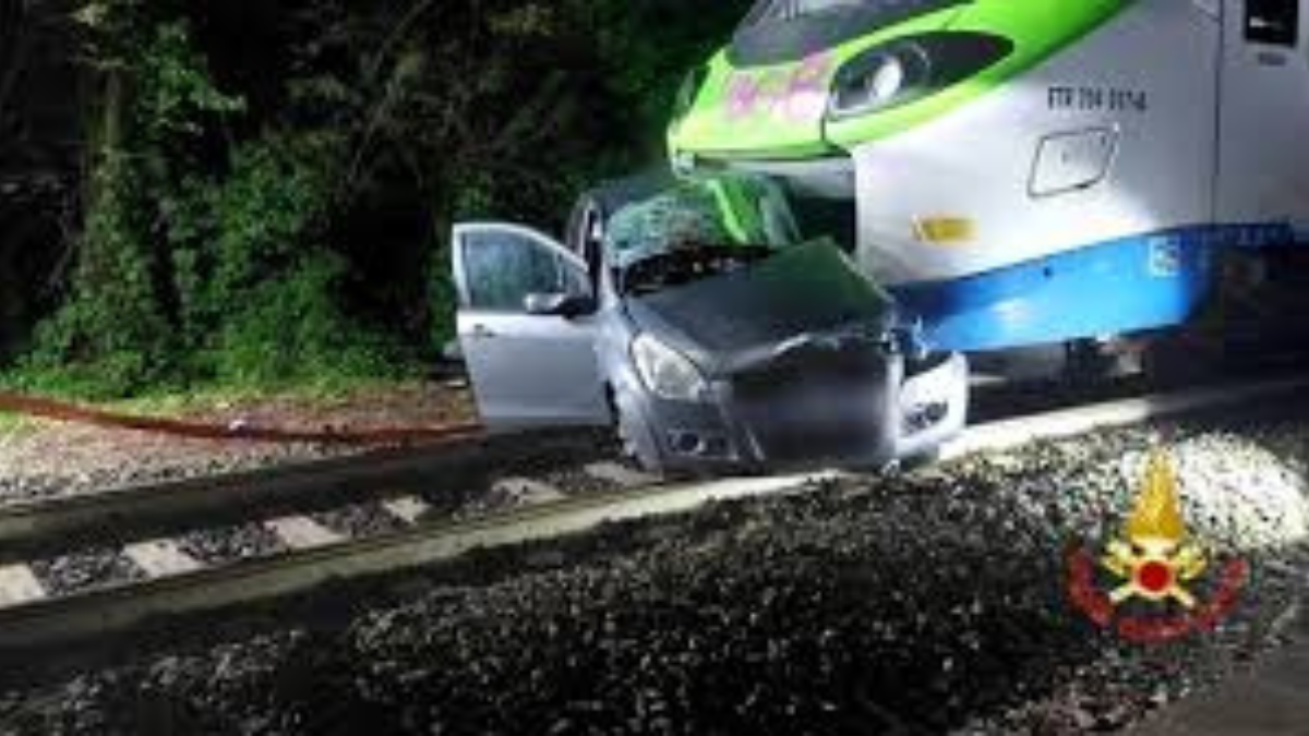Tragedia a Brescia: auto rimane incastrata al passaggio al livello. Il treno la travolge, muore la conducente