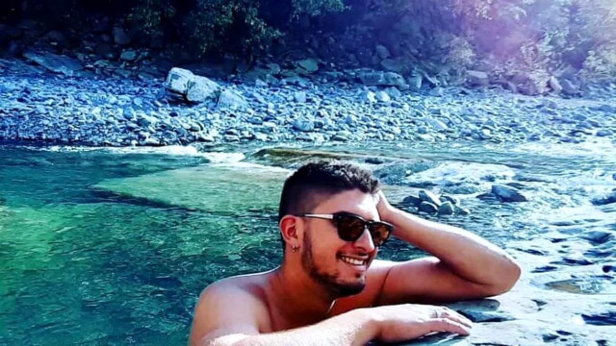 Finisce fuori strada con l’auto: Lorenzo muore a 25 anni. Gli amici: “ Ciao Lollo, sarai sempre nei nostri cuori”