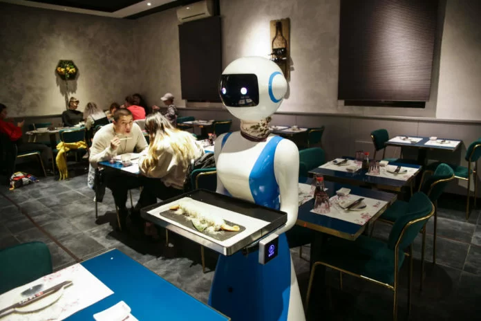 Bob, il robot cameriere che lavora 12 ore al giorno. L’ultima frontiera della disumanizzazione: è instancabile e “guadagna” una miseria. Ecco quanto (VIDEO)