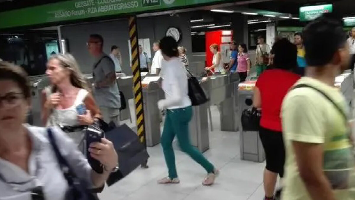 Uomo in metropolitana spinge una ragazza sui binari. Follia pura…