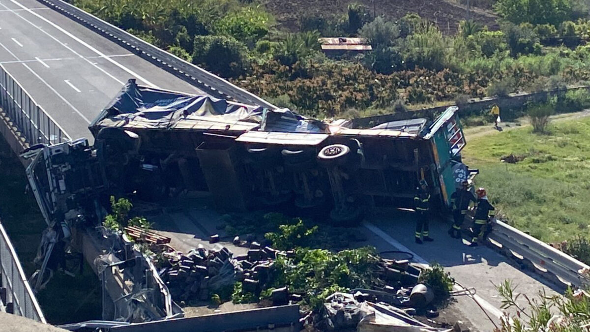 Mortale, tragico schianto in autostrada: il tir si ribalta