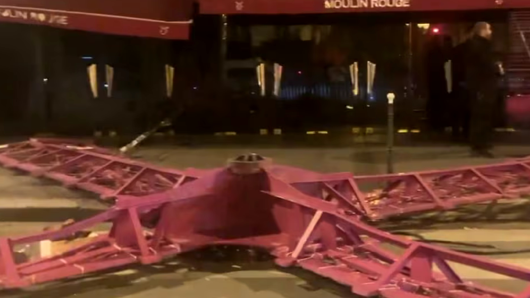 Paura a Parigi, cadute le pale del Moulin Rouge: danneggiata la facciata, il video dell’incidente