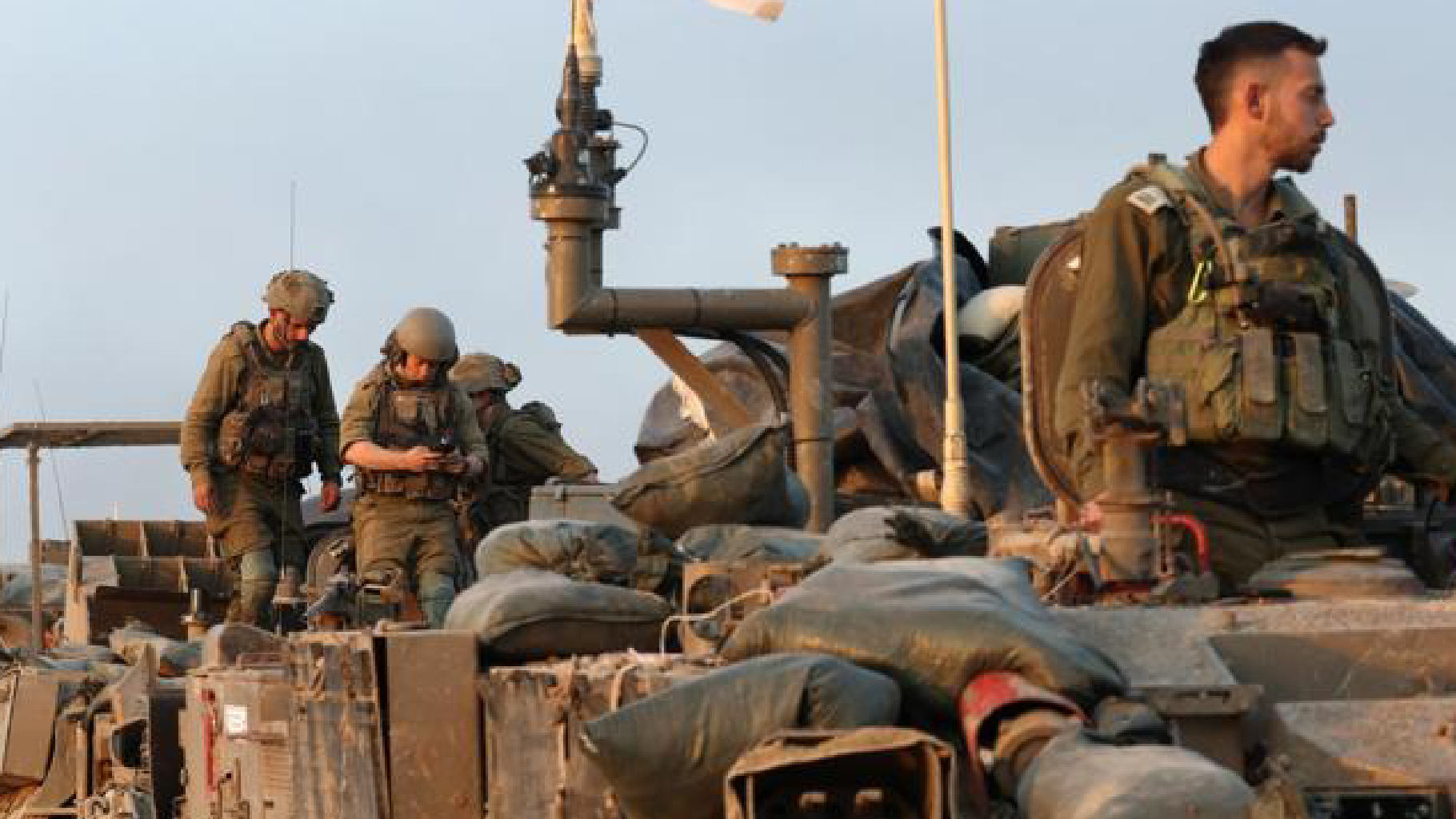 L’esercito israeliano ammassa tank al valico per Rafah
