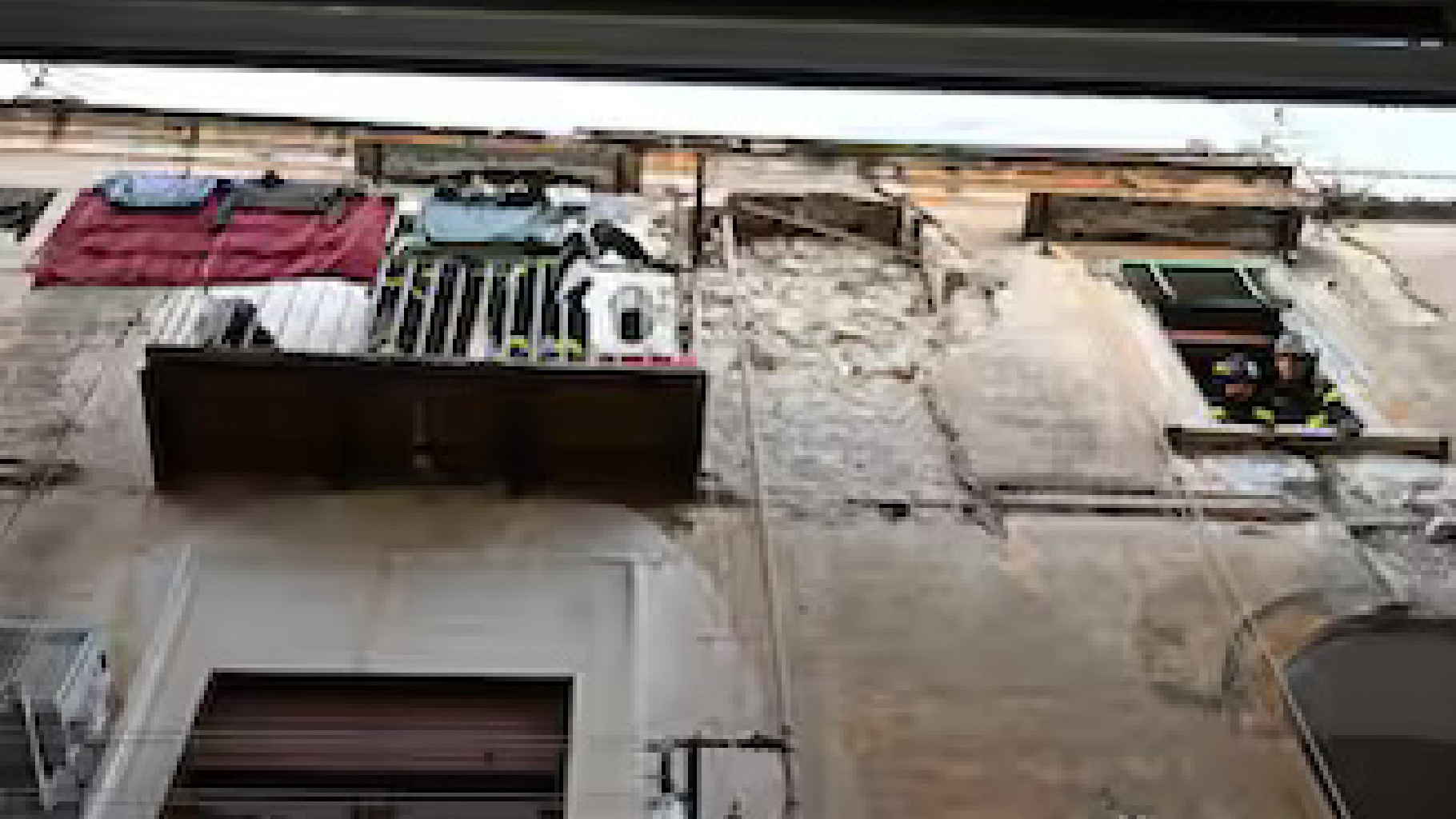 Esplosione a Napoli, crolla una facciata: cosa è successo