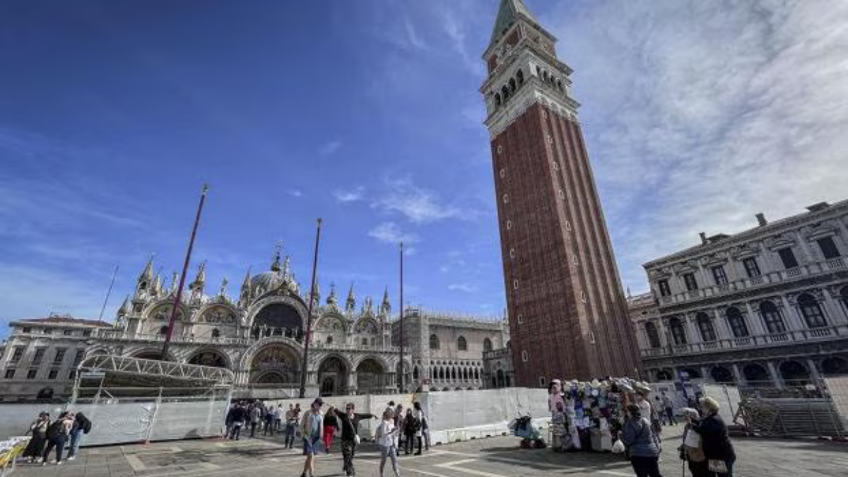 Venezia, pezzi di cemento armato si staccano dal campanile di San Marco