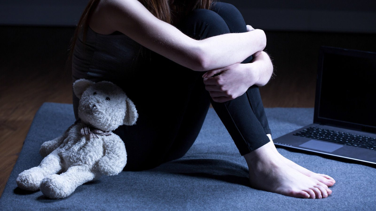 Abusi sessuali su una ragazzina di 12 anni. Invita a casa due amici, “le avance poi lo violenza”