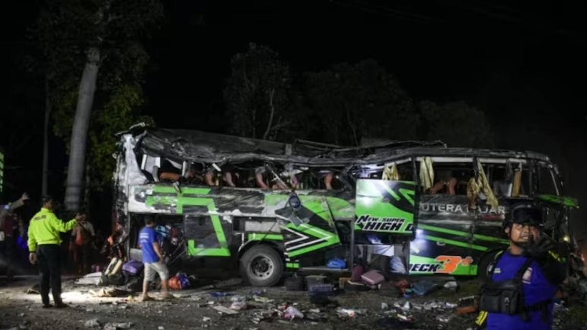 “Morti alunni e insegnanti”. Incidente choc, il bus della gita precipita nel burrone