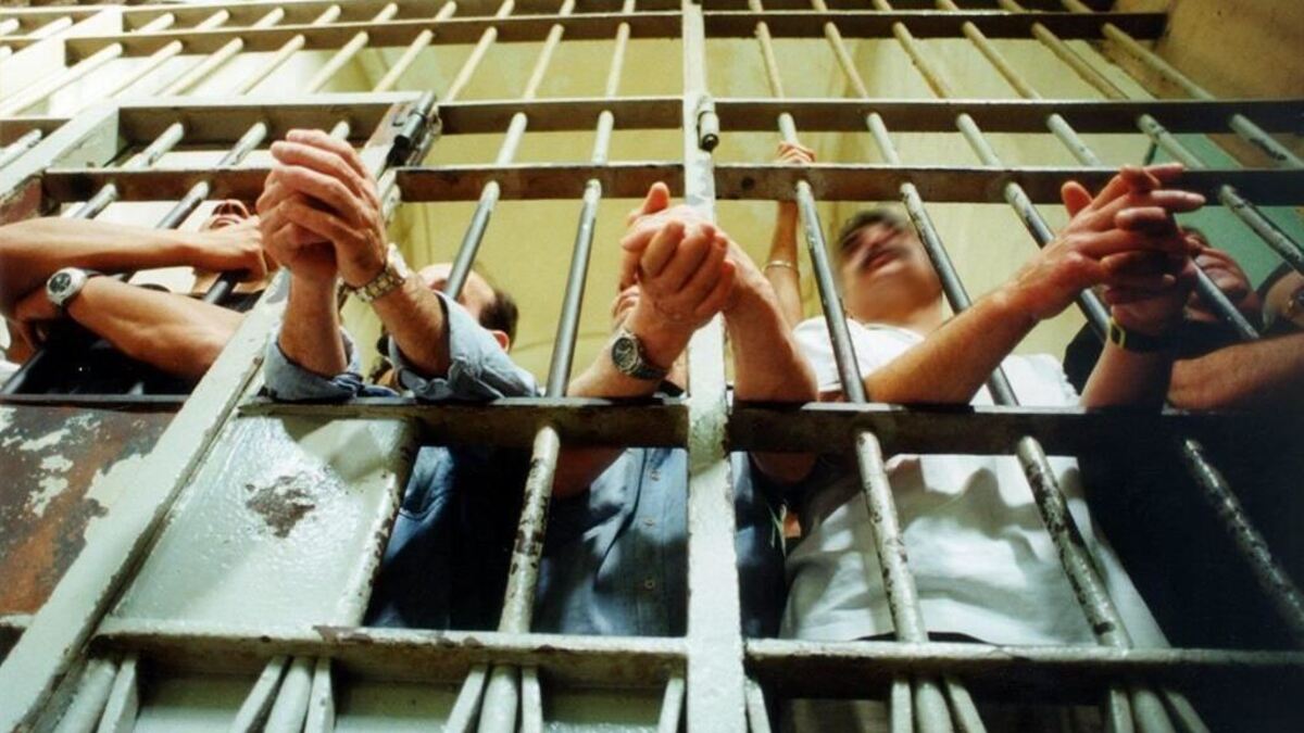 “Detenuti armati e agenti in ostaggio”. La rivolta nel carcere di Benevento