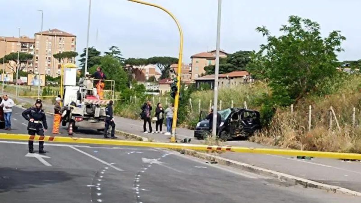 Ragazzo di 26 anni si schianta in auto contro un semaforo e muore: ferite due ragazze