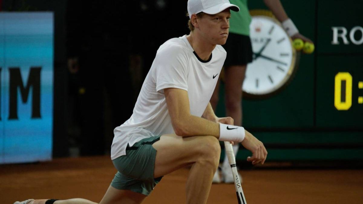 Jannik Sinner, non solo l’infortunio all’anca: di cosa soffre. Roland Garros a rischio