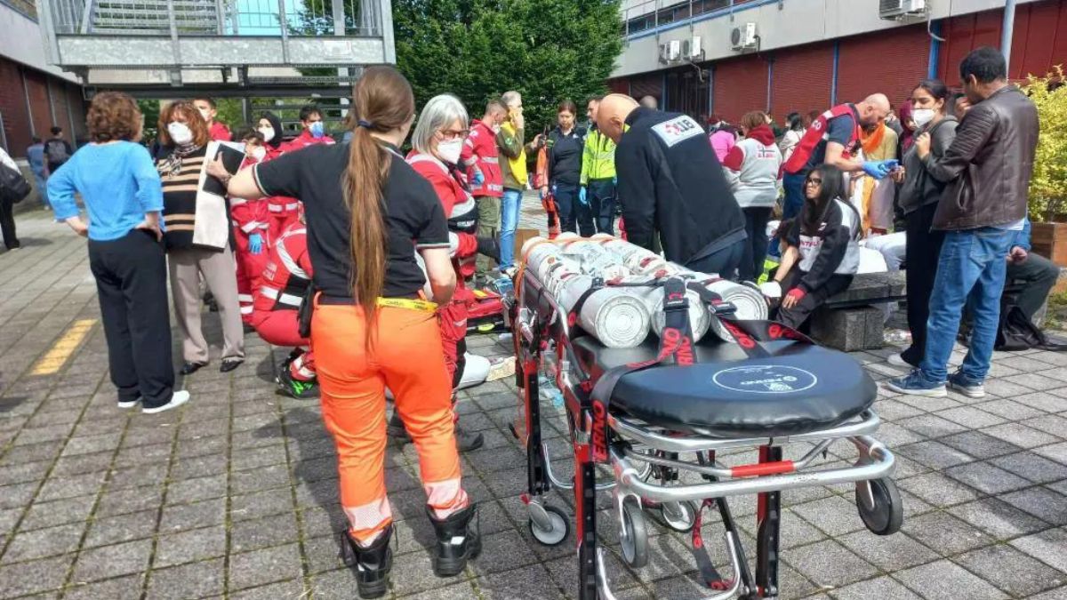 Nube chimica si sprigiona dalla piscina e raggiunge le scuole: oltre 150 ragazzi intossicati