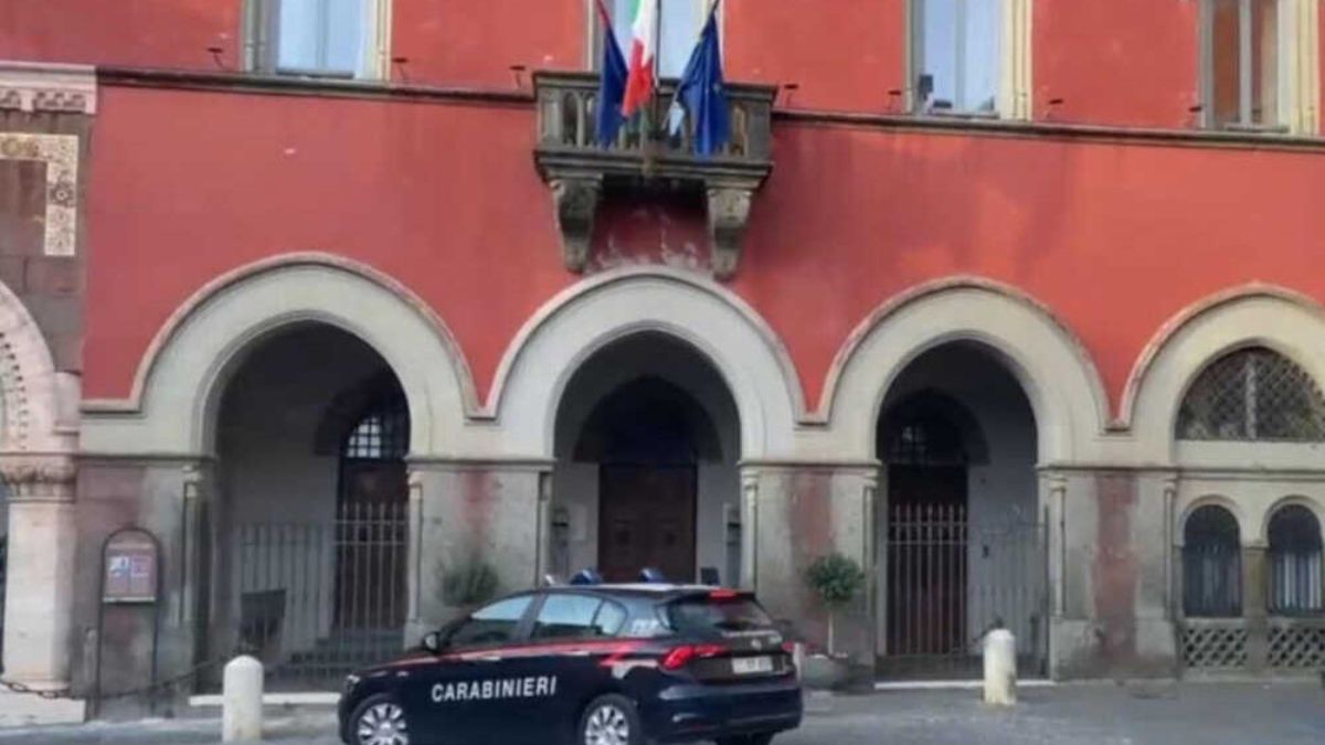 Arrestato funzionario del Comune, sesso in cambio di favori: vittima anche una mamma incinta