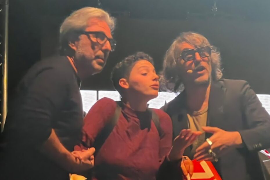 Cruciani interrotto spettacolo Vannacci